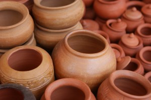 A photo of clay pots. Image via Pixabay.